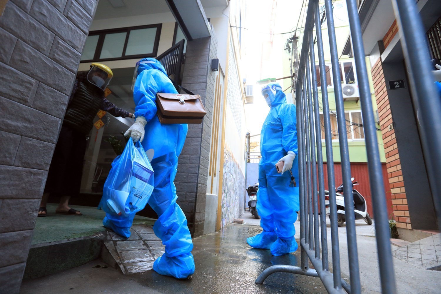 Ngày 26-2-2022, Việt Nam có 77.982 ca nhiễm mới SARS-CoV-2, Hà Nội vượt mốc 10.000 ca trong ngày Nhân viên y tế phát thuốc cho F0 điều trị tại nhà. Ảnh: TTXVN