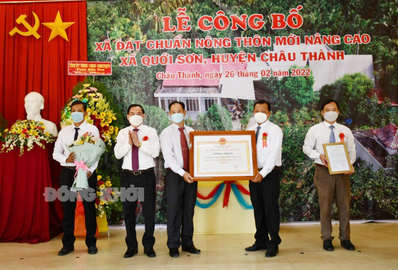 Quới Sơn đón nhận xã nông thôn mới nâng cao Chủ tịch UBND tỉnh Trần Ngọc Tam trao Bằng công nhận xã NTM nâng cao cho đại diện lãnh đạo xã Quới Sơn.
