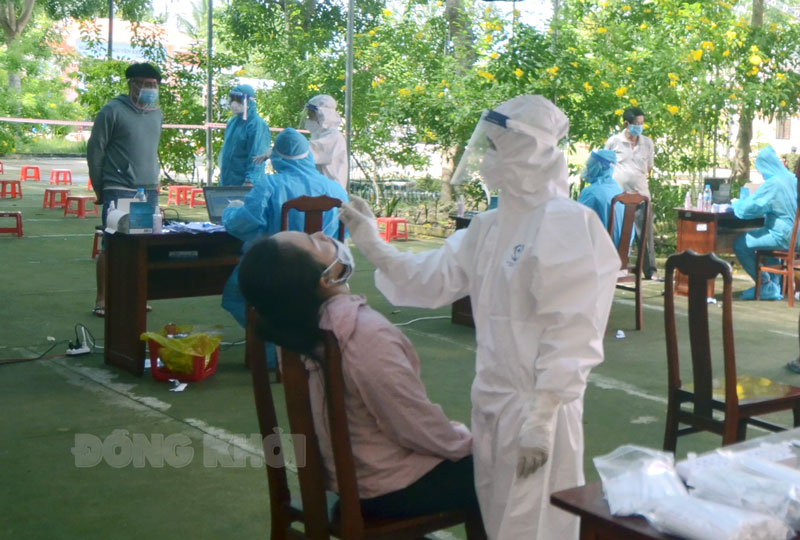 Cán bộ y tế thực hiện xét nghiệm test nhanh Covid-19.