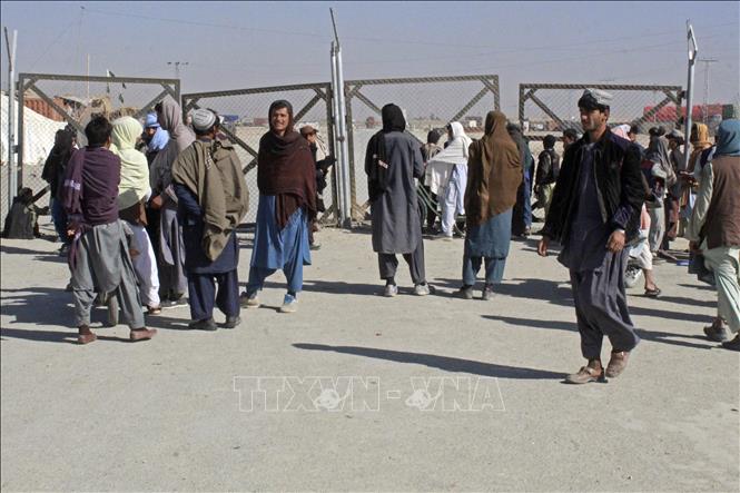 Pakistan-Afghanistan mở lại biên giới Thương nhân Pakistan và người dân Afghanistan tập trung tại khu vực cửa khẩu ở Chaman (Pakistan) ngày 26-2-2022. Ảnh: AFP/TTXVN
