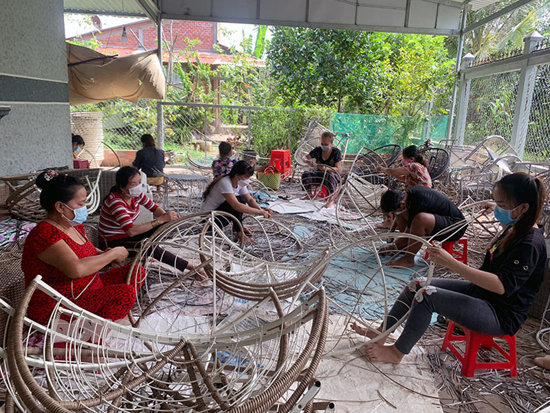 Các chị phụ nữ đến “điểm hẹn” đan dây nhựa tại cơ sở chị Trần Kim Thơ ở ấp Định Lễ, xã Phú Đức, huyện Châu Thành lúc nhàn rỗi để có thêm thu nhập.