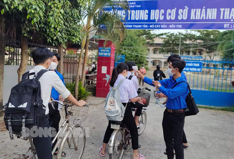 Tuổi trẻ Mỏ Cày Bắc tích cực hưởng ứng thi đua “Đồng khởi mới” Lực lượng đoàn viên, thanh niên huyện hỗ trợ công tác phòng dịch tại trường học. Ảnh: MCB