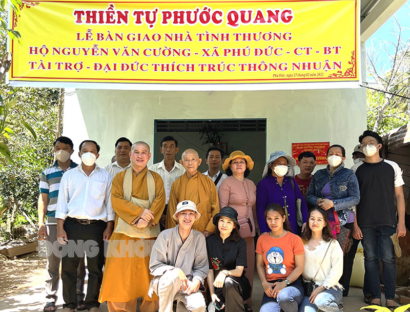 Đoàn từ thiện và đại diện chinh quyền địa phương chụp ảnh lưu niệm tại nhà ông Cường.