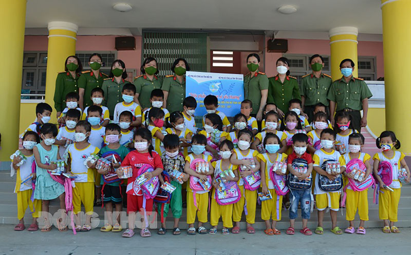 Hội Phụ nữ Công an Bến Tre, Hội Phụ nữ Công an tỉnh Tiền Giang tặng quà cho các em thiếu nhi. Ảnh: Minh Thắm