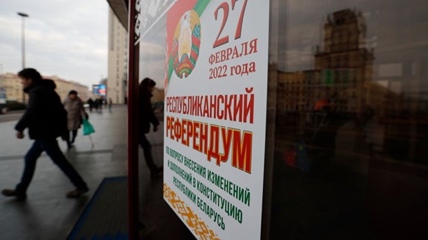 Mọi người dân đi ngang qua một tấm ápphích "Trưng cầu dân ý về sửa đổi hiến pháp" ở Minsk, Belarus. Nguồn: Associated Press