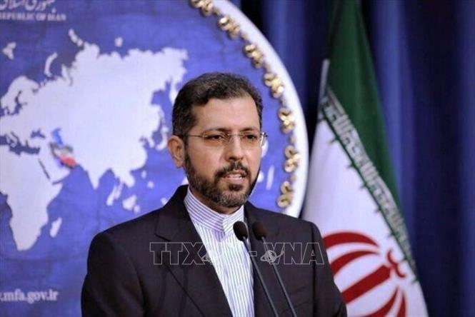 Người phát ngôn Bộ Ngoại giao Iran Saeed Khatibzadeh phát biểu trong một cuộc họp báo tại thủ đô Tehran. Ảnh: IRNA/TTXVN