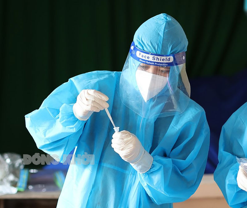 Cán bộ y tế thực hiện xét nghiệm test nhanh Covid-19.