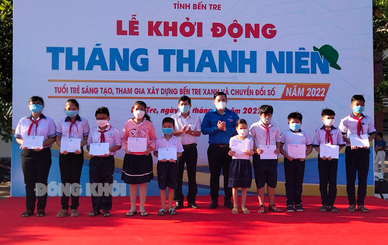 Tặng quà cho học sinh có hoàn cảnh khó khăn do dịch Covid-19 trên địa bàn xã Tân Phong.