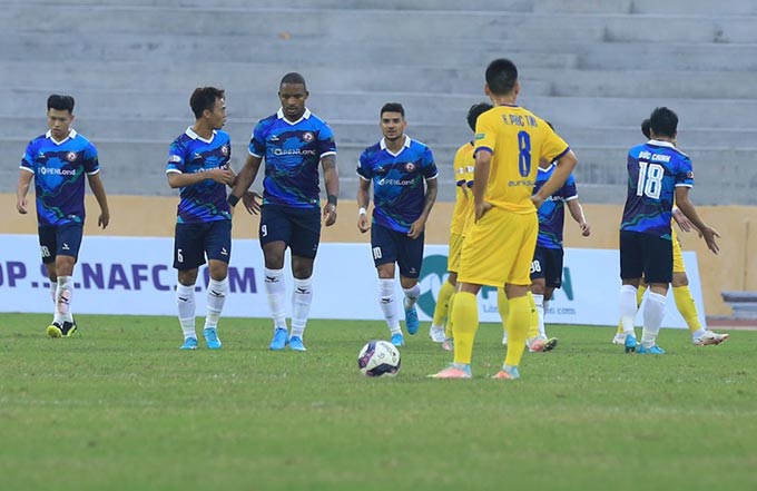 Ngọc Hải không cứu được SLNA Rafaelson (Son) ghi bàn và kiến tạo giúp Bình Định thắng ngược SLNA - Ảnh: Ngọc Nữ