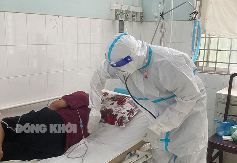 Tư vấn chăm sóc sức khỏe hậu Covid-19 Bác sĩ Bệnh viện dã chiến số 1 điều trị bệnh nhân Covid-19. Ảnh: CTV