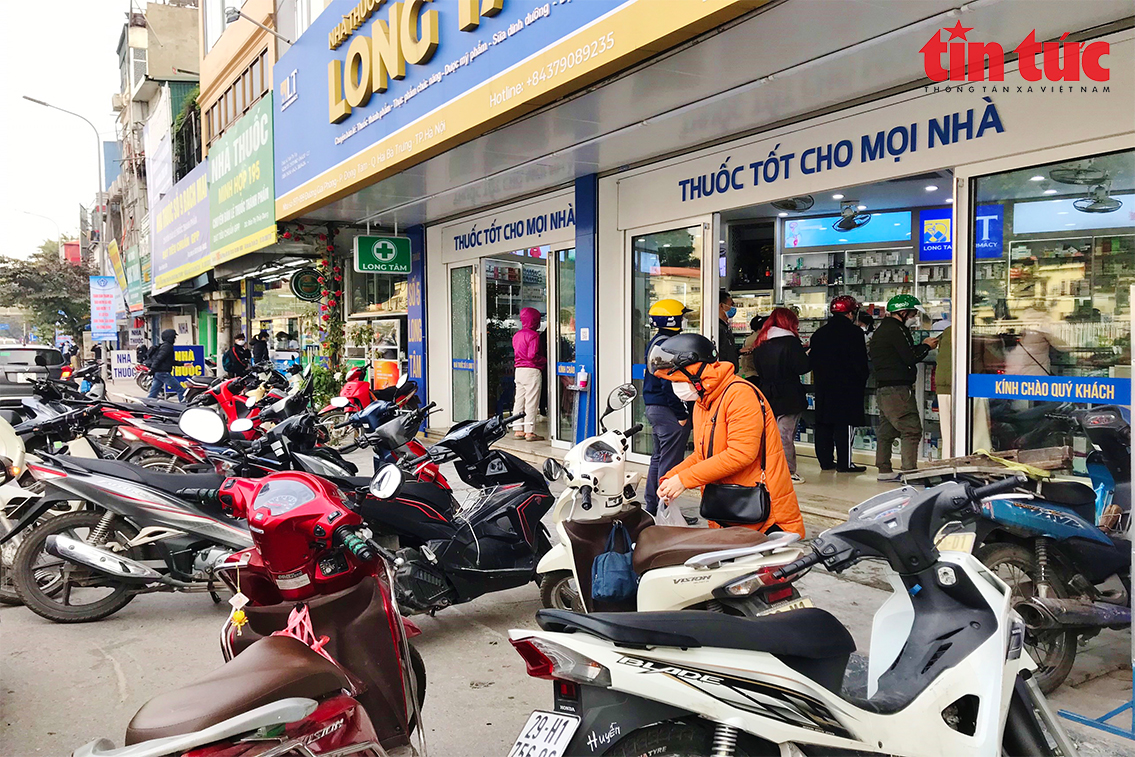 Ngày 1-3-2022, Việt Nam có 98.762 ca mắc mới COVID-19; riêng Hà Nội 13.323 ca Người dân mua thuốc và kit xét nghiệm ở khu vực nhà thuốc đường Giải Phóng. Ảnh: L.C.