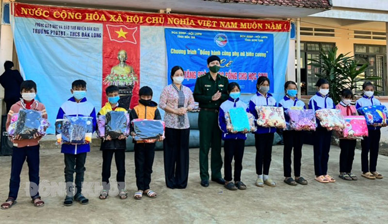 Tặng quà và trao học bổng cho học sinh nghèo trong chương trình “Đồng hành cùng phụ nữ biên cương”.  Ảnh: CTV