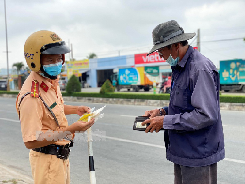 Tin an ninh trật tự, an toàn giao thông ngày 1-3-2022 Cảnh sát giao thông kiểm tra giấy tờ người tham gia giao thông. Ảnh: Thanh Trúc.