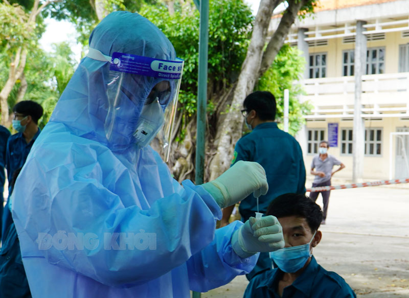 Cán bộ y tế làm nhiệm vụ test nhanh tầm soát Covid-19.