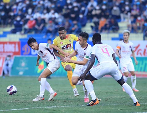 Ngọc Hải không cứu được SLNA Do nhiều cầu thủ mới trở lại sau khi dính Covid-19, Thanh Hoá không có được thể lực tốt để phá vỡ hệ thống phòng ngự của đối phương. Ảnh: Phan Tùng