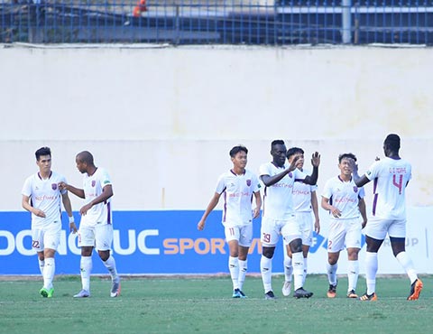 Ngọc Hải không cứu được SLNA Tiến Linh ăn mừng bàn thắng với đồng đội - Ảnh: Phan Tùng