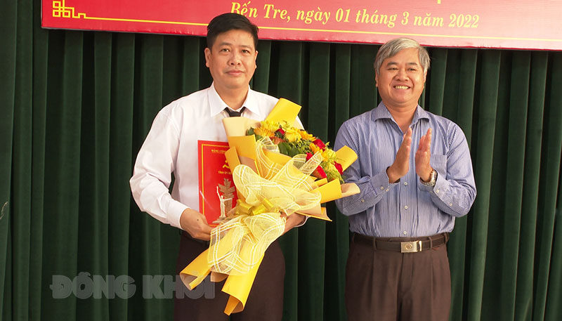 Thượng tá Võ Thành Đô giữ chức Phó trưởng ban Tuyên giáo Tỉnh ủy Trưởng ban Tổ chức Tỉnh ủy Nguyễn Văn Đức trao quyết định cho đồng chí Võ Thành Đô.