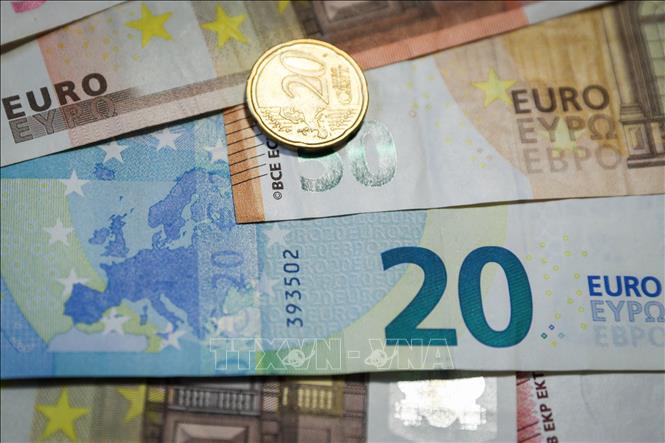 Lạm phát khu vực Eurozone lên cao kỷ lục 5,8% Đồng tiền xu và tiền giấy euro. Ảnh minh họa: THX/TTXVN