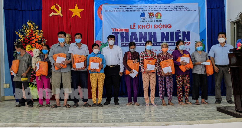 Đại biểu tặng học bổng, học phẩm cho học sinh. Ảnh: Kim Phụng.