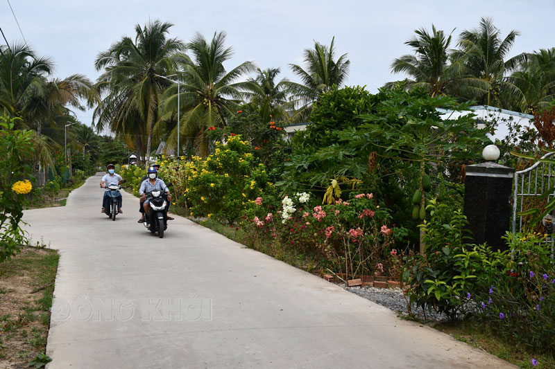 Đường nông thôn mới xã Tân Bình ngày càng thông thoáng, sạch đẹp.