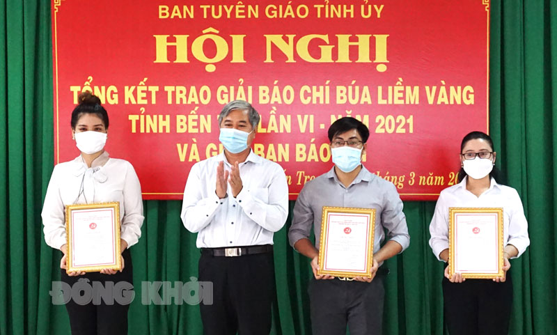 Trưởng ban Tổ chức Tỉnh ủy Nguyễn Văn Đức trao giải cho các tác giả đạt giải.