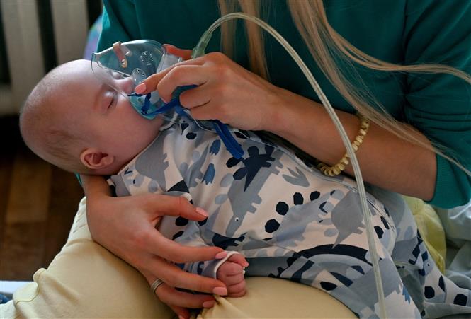 Thế giới vượt 6 triệu ca tử vong; Khó loại bỏ hoàn toàn virus khỏi cơ thể Điều trị cho bệnh nhân nhiễm COVID-19 tại bệnh viện ở Kiev, Ukraine. Ảnh: AFP/TTXVN