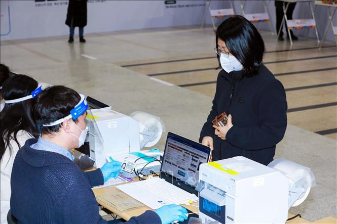 Cử tri chỉ cần xuất trình giấy tờ tùy thân là có thể tham gia bỏ phiếu tại điểm bỏ phiếu sớm ở Ga Seoul ngày 4-3-2022.