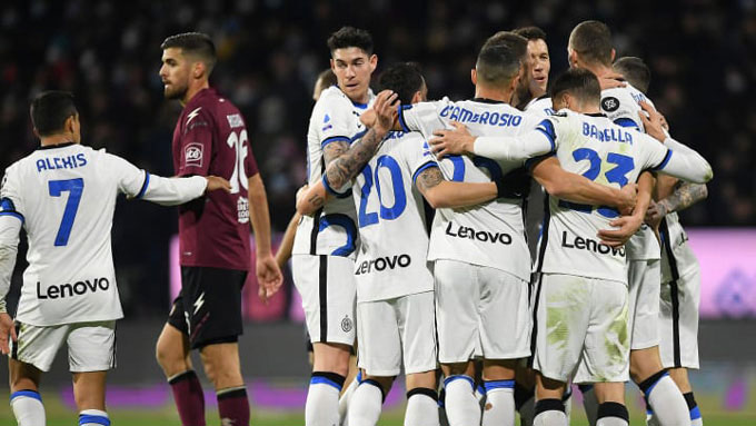 Inter trở lại ngôi đầu Serie A