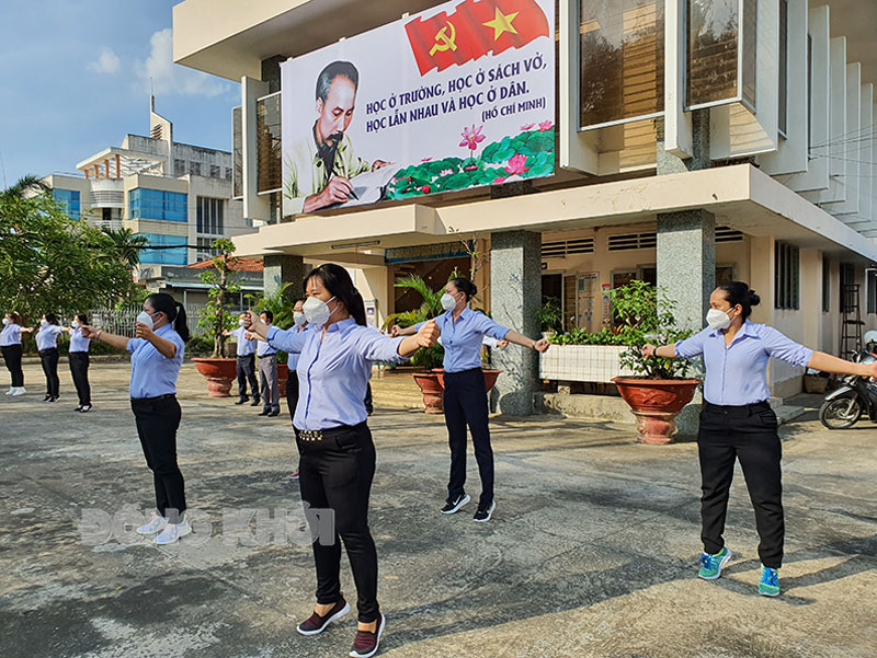 Tập thể công chức, viên chức, người lao động Thư viện Nguyễn Đình Chiểu tập 7 động tác thể dục.