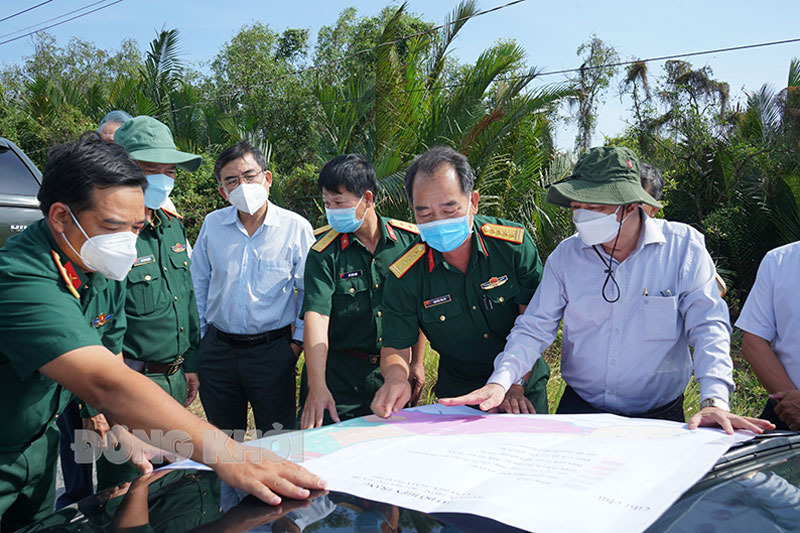Chủ tịch UBND tỉnh Trần Ngọc Tam khảo sát hiện trạng các điểm đất quốc phòng, an ninh Đoàn công tác khảo sát tại vị trí khu đất xã An Điền, huyện Thạnh Phú.
