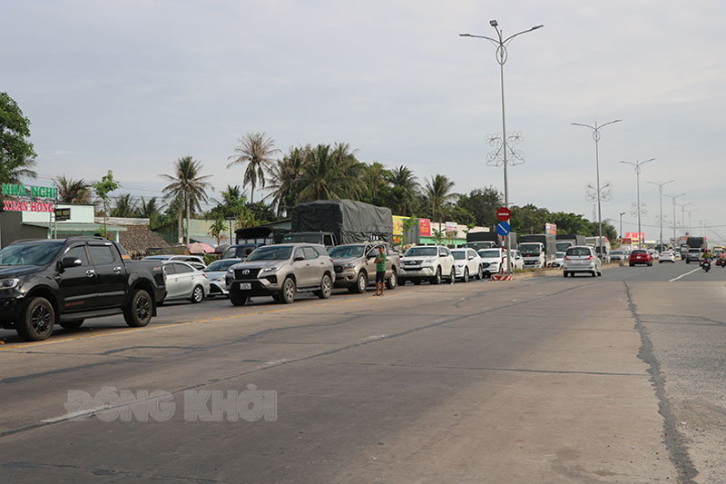 Ùn tắc hàng dài, một tài xế mở cửa xuống xe chờ qua cầu Rạch Miễu (Ảnh chụp Mùng 5 Tết Nhâm Dần 2022).