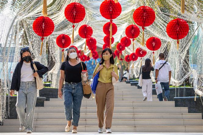 Thế giới trên 446 triệu ca bệnh, Nga thử nghiệm lâm sàng liệu pháp mới điều trị COVID-19 Người dân đeo khẩu trang phòng dịch COVID-19 tại Bangkok, Thái Lan, ngày 5-3-2022. Ảnh: THX/ TTXVN