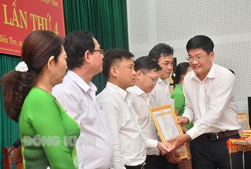 Trao giấy khen cho các cá nhân tiêu biểu trong học tập và làm theo Bác năm 2021. (ảnh tư liệu)