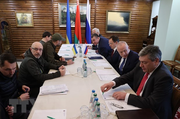 Toàn cảnh vòng đàm phán thứ hai giữa phái đoàn Nga và Ukraine tại vùng Belovezhskaya, Belarus ngày 3-3-2022. (Ảnh: THX/TTXVN)