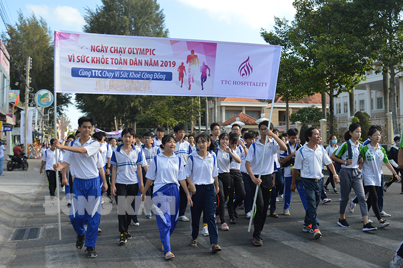 Các em học sinh tham gia Ngày chạy Olympic vì sức khỏe toàn dân.