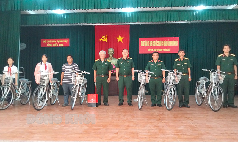 Trao 10 xe đạp cho con em cán bộ, chiến sĩ trong ngành lực lượng vũ trang Ông Trần Quốc Việt và Đại tá Lê Văn Hùng - Chính ủy Bộ Chỉ huy Quân sự tỉnh trao xe đạp cho các em.