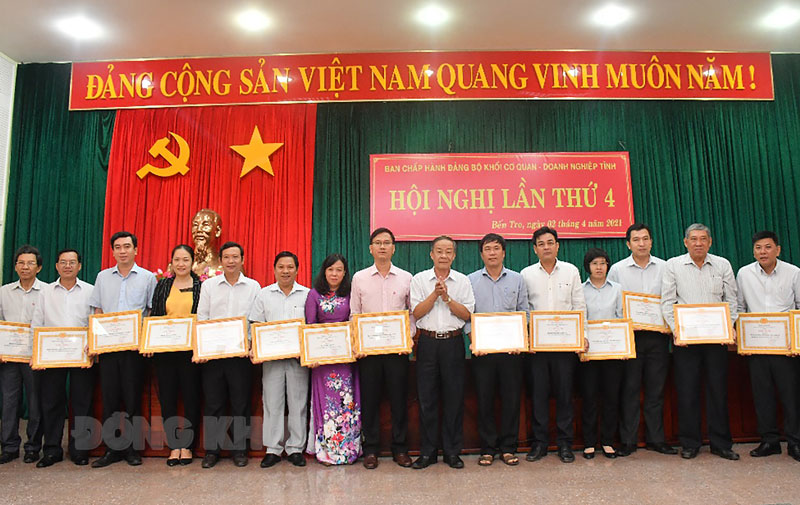 Trao giấy khen cho các cá nhân tiêu biểu học tập và làm theo Bác tại Hội nghị lần thứ 4 Ban Chấp hành Đảng bộ Khối Cơ quan - Doanh nghiệp tỉnh năm 2021. Ảnh: Thu Huyền
