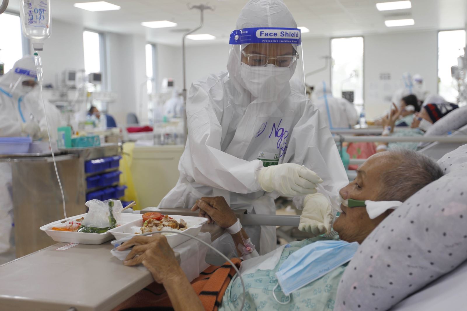 Ngày 9-3-2022, cả nước có 109 ca tử vong do COVID-19, hiện 3.878 ca nặng đang điều trị Điều trị bệnh nhân COVID-19 nặng. Ảnh: TTXVN