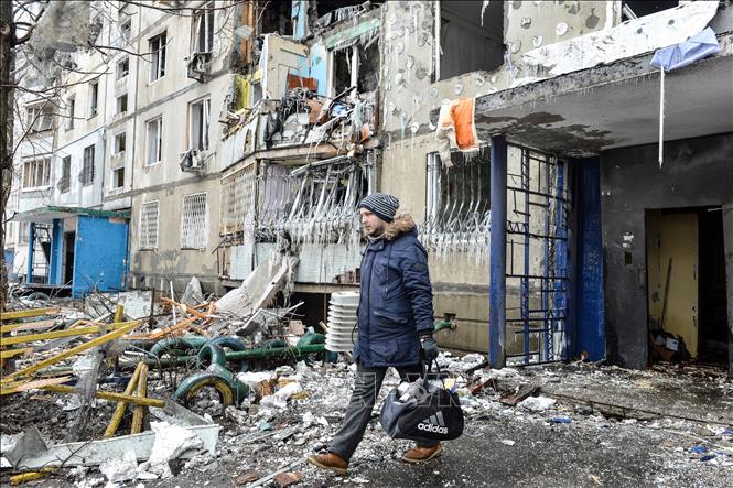 Người dân rời khỏi một tòa nhà đổ nát sau vụ pháo kích tại thành phố Kharkiv, Ukraine, ngày 8-3-2022. Ảnh: AFP/TTXVN