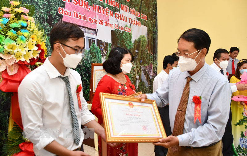 Trao bằng khen của UBND tỉnh cho các cá nhân điển hình trong phong trào thi đua ở Quới Sơn, huyện Châu Thành. Ảnh: H. Hiệp