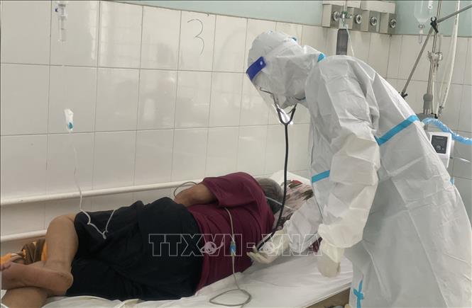 Ngày 10-3-2022, cả nước có 71 ca tử vong do COVID-19, Hà Nội cao nhất với 13 ca Điều trị bệnh nhân COVID-19. Ảnh: TTXVN