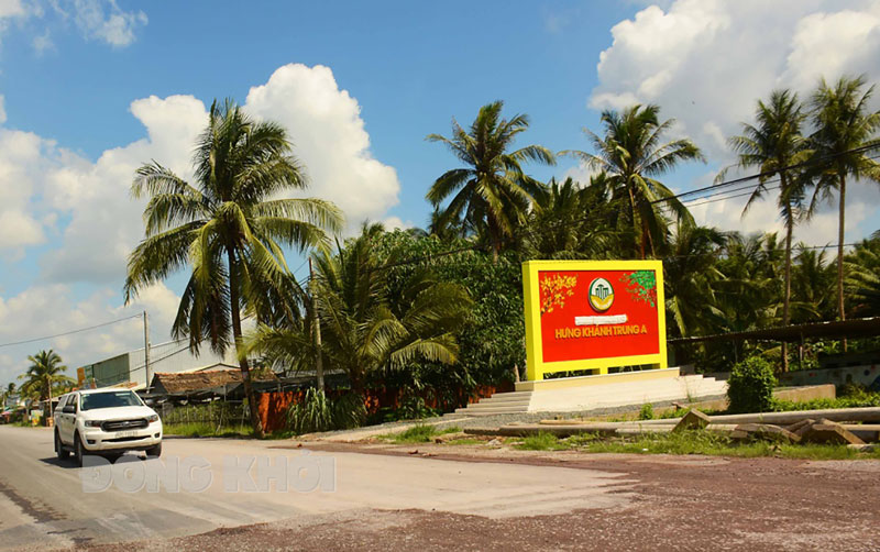 Đường vào trung tâm xã nông thôn mới Hưng Khánh Trung A. Ảnh: Hoàng Vũ