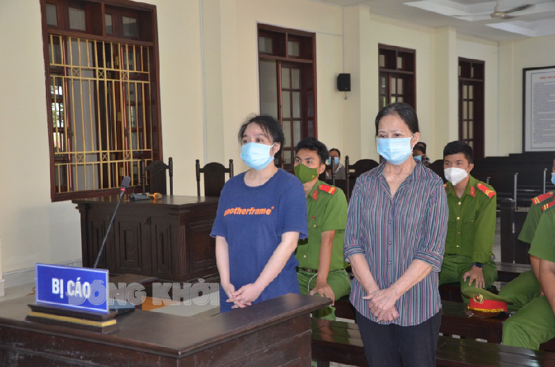 Tin an ninh trật tự, an toàn giao thông ngày 10-3-2022 Bị cáo Nguyễn Trần Lê Ngân Lộc (phải) và Lê Thị Vân (trái) tại phiên tòa. Ảnh: Minh Thắm