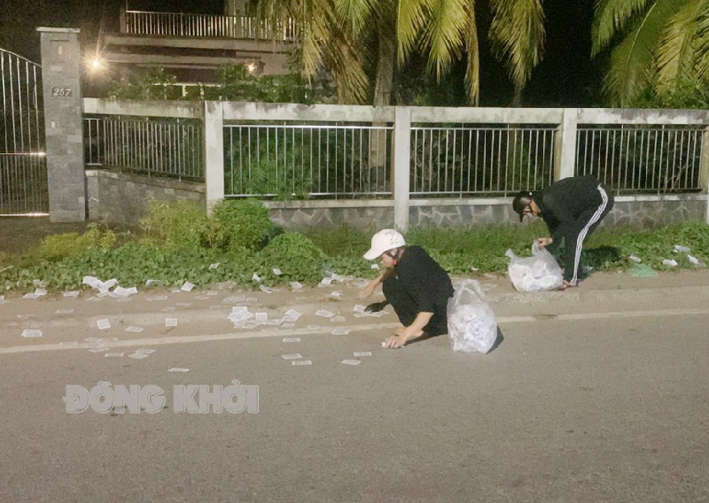 Tin an ninh trật tự, an toàn giao thông ngày 10-3-2022 Tài và Huy thu gom số tời rơi đã phát. Ảnh: Thảo Giang.