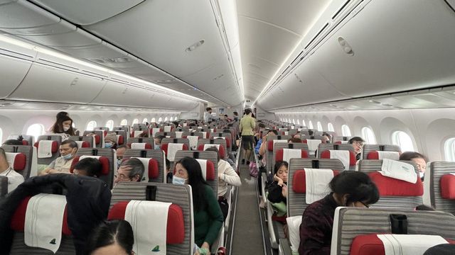 Chuyến bay đưa người Việt tại Ukraine và thành viên gia đình về nước ngày 9 -3-2022 - Ảnh: Báo Thế giới và Việt Nam