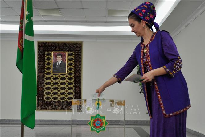 Cử tri Turkmenistan bỏ phiếu bầu Quốc hội ở Ahgabat. Ảnh tư liệu: AFP/TTXVN