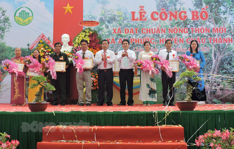 Lãnh đạo huyện Châu Thành trao bằng khen của UBND tỉnh cho các cá nhân có nhiều đóng góp trong phong trào xây dựng nông thôn mới.