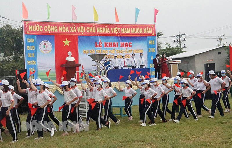 Các đoàn tham dự Đại hội Thể dục thể thao tại xã điểm Mỹ Chánh (Ba Tri) diễu hành qua lễ đài.