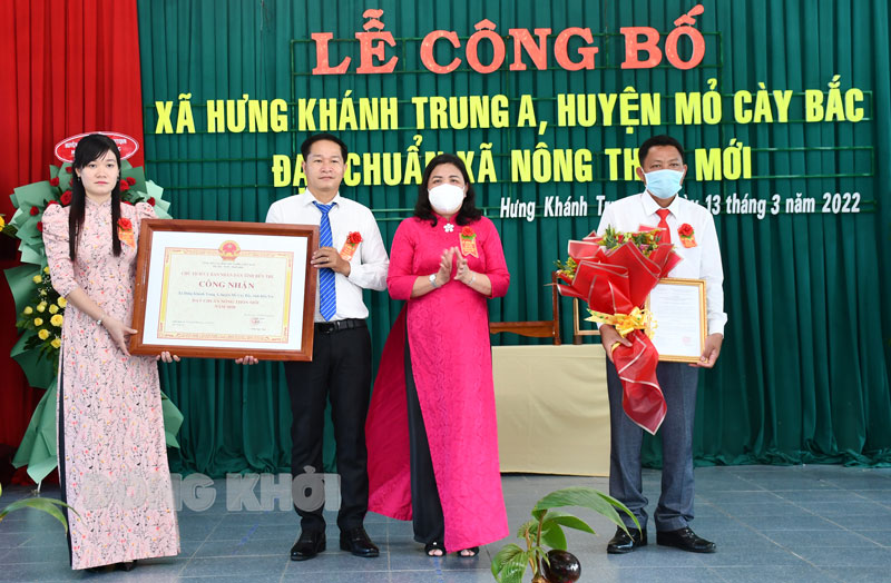 Phó bí thư Thường trực Tỉnh ủy - Chủ tịch HĐND tỉnh Hồ Thị Hoàng Yến trao bằng công nhận xã NTM cho đại diện lãnh đạo xã.