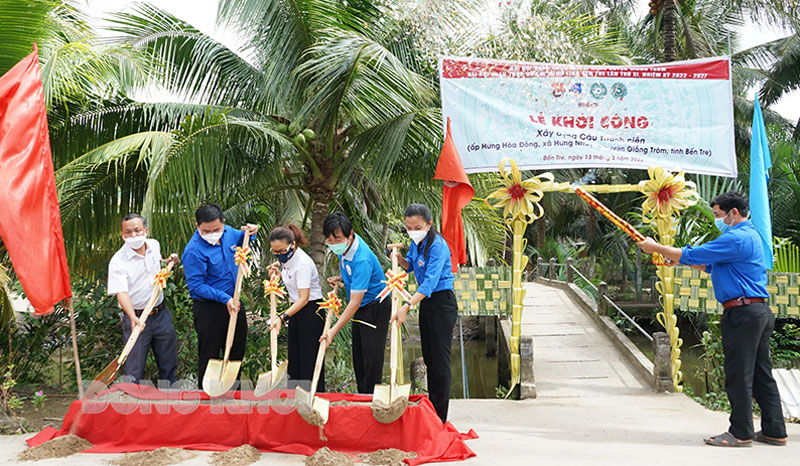 Lễ khởi công cầu Thanh Niên tại ấp Hưng Hòa Đông, xã Hưng Nhượng, huyện Giồng Trôm.